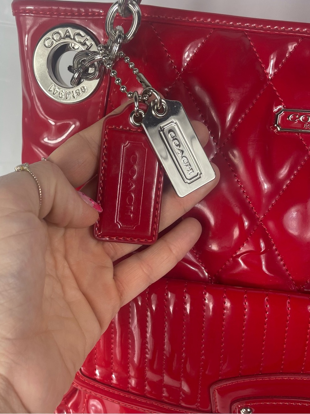 $25 Low Start π¨π¨Coach Poppy Red Liquid Gloss Patent Leather Quilted Bag Y2K - Picture 4 of 13